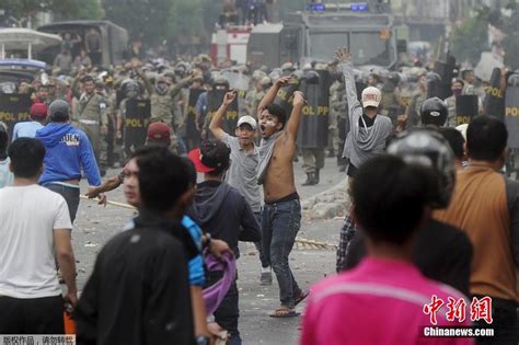 印尼受灾民众与警方爆发冲突 安全部队强力驱散(组图)-搜狐滚动
