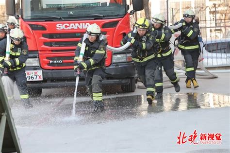 平沙镇一厂房突发大火，消防人员35分钟扑灭明火