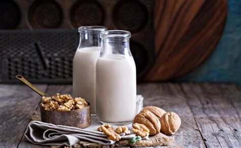 किस उम्र के बाद दूध नहीं पीना चाहिए, एक्सपर्ट से जानें लोग क्यों आलमंड ...