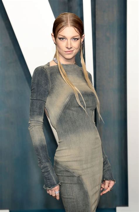 奧斯卡2023 | Hunter Schafer超性感羽毛裝，背負著女王Ann Demeulemeester的珍貴故事？ - JET.com.hk