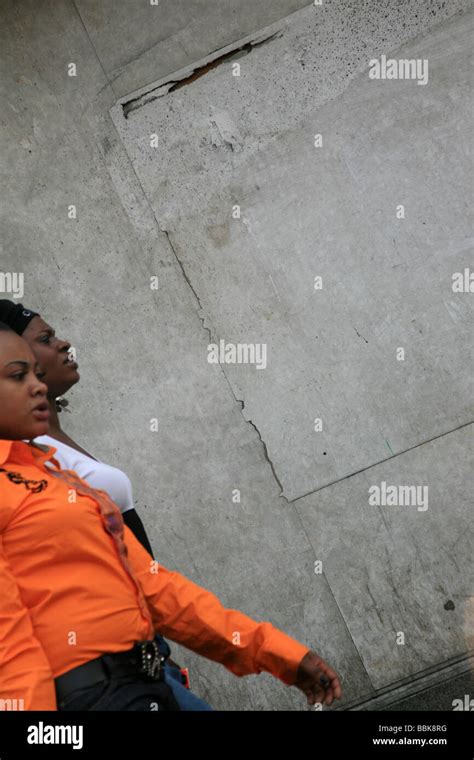 Black People Walking Together 的图像结果