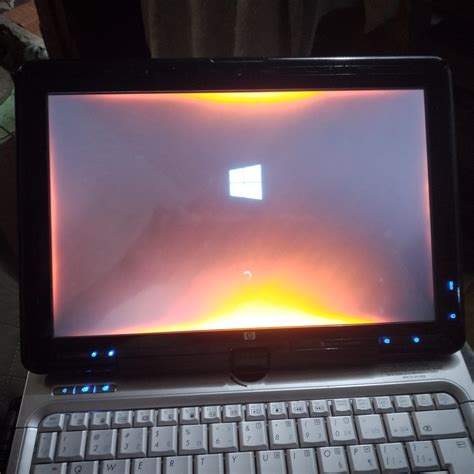 Why my laptop glow Orange at the edges? : r/computers