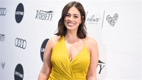 Pregnant Ashley Graham Praised for Nude Photo With Stretch Marks