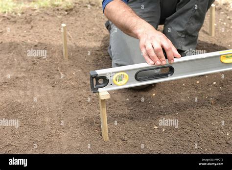 How to Level Posts in the Ground 的图像结果