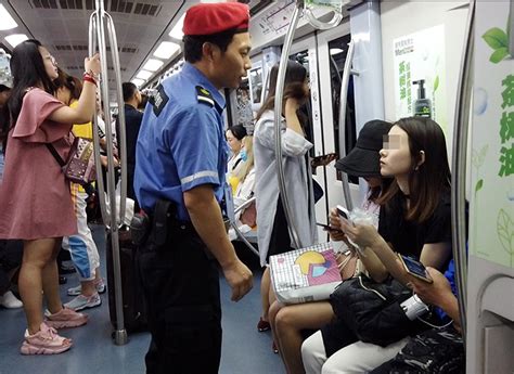 北京地铁“禁食”实行一周 乘客基本配合|组图|北京地铁|乘务|乘客_新浪新闻