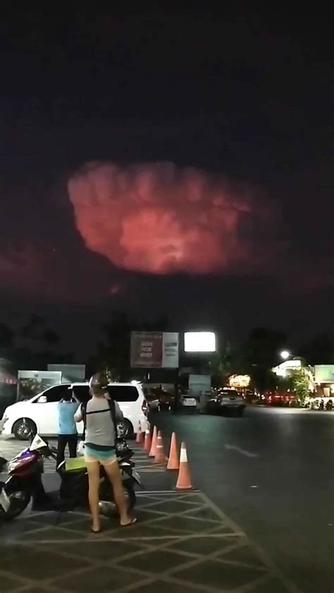 新西兰男子在泰国布吉岛度假时拍到天空异象：神秘UFO雷电中现云间_猎奇窝