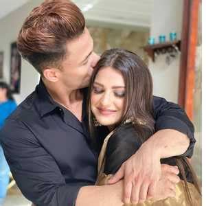 Himanshi Khurana Marriage Brother Asiam Riaz Net worth