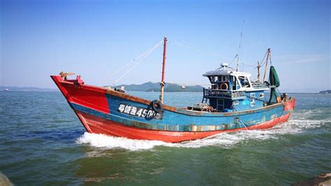 鲁荣渔2682号渔船惨案：33人出海仅11人归来，现实版“大逃杀”？_腾讯新闻
