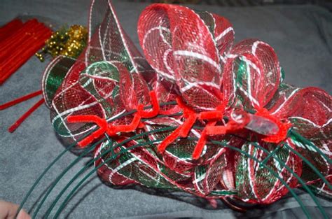 Christmas Wreath Tutorials Using Deco Mesh 的图像结果