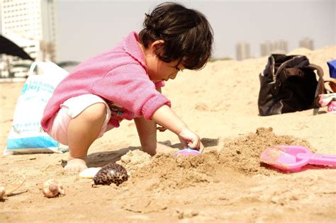 玩沙子的小孩 过家家摄影图__传统美食_餐饮美食_摄影图库_昵图网nipic.com