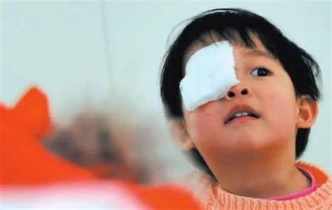 同学“对战”，7岁男孩被剪刀戳眼_武汉_新闻中心_长江网_cjn.cn