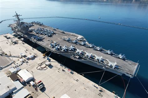 FOTOS: Porta-aviões USS George H. W. Bush (CVN 77) atracado em Souda ...