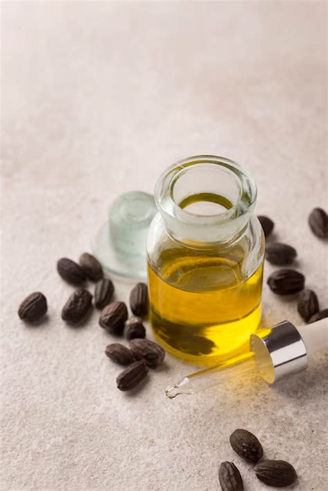Castor Oil Benefits For Eyebrow: How Castor Oil Boosts Eyebrow Volume ...