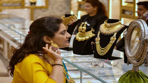 Gold Rate Today: सराफा बाजार में सोने-चांदी की कीमत में आई गिरावट, आज ...