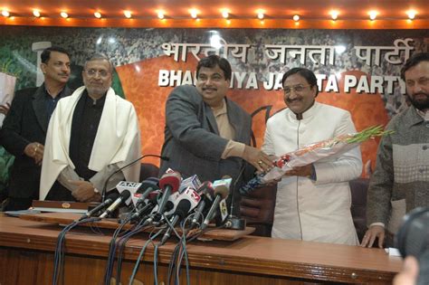 BJP National President Shri Nitin Gadkariji on felicitating the CM and ...