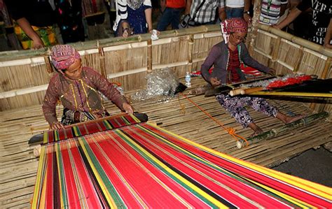 Traditional Weaving Process Image 的图像结果
