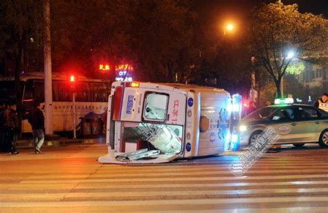 3辆私家车闯红灯为救护车让行_凤凰网视频_凤凰网