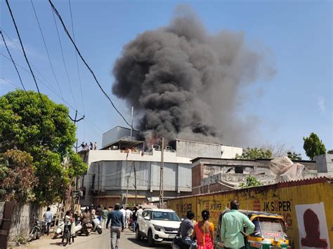 A massive fire broke out at Godhra GIDC | ગોધરા GIDCમાં ભીષણ આગ લાગી ...