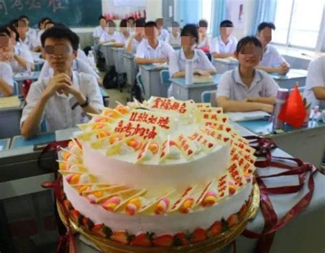 高三学子离校前，学校准备12米长蛋糕送祝福_七环视频_澎湃新闻-The Paper