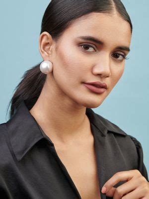 Buy Curio Cottage The Pearl Story - 30 mm White Shell Pearl Statement ...