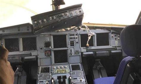 Incident 3U-8633 Sichuan Airlines flight - cockpit windshield broken