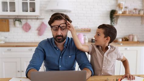 Parenting Tips: माता-पिता की कौन सी गलतियां बच्चों में डालती हैं बुरी ...