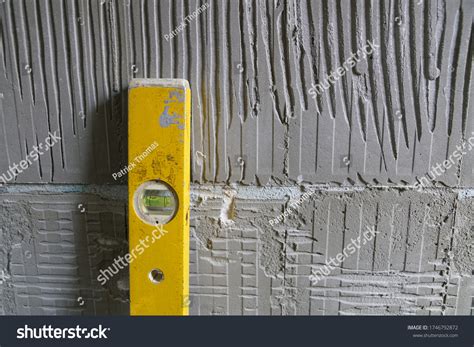 Using a Water Level for Foundation Work 的图像结果