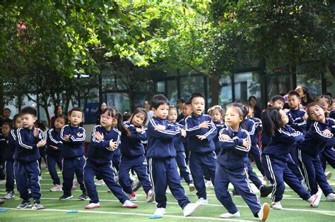 市实验幼儿园举办幼儿广播操大赛，萌娃认真来做操 - 郑州教育信息网