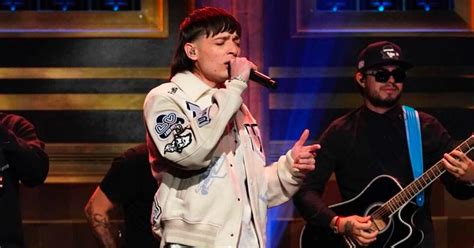 El precio de la lujosa chamarra que Peso Pluma lució en el programa de ...