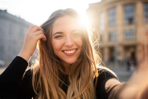 11 Best Selfie Poses + How to Pose for Selfies | Facetune