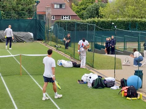 Novak trenirao na terenu pored Alkarasa FOTO - Vesti - Tenis - B92 ...
