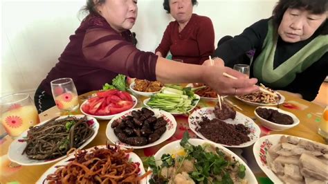 吉林延边朝鲜族人家请客吃饭，两杯小酒下了肚，男士们也翩翩起舞 - YouTube