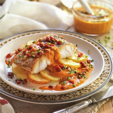 Merluza con patatas y salsa de jamón
