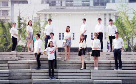 南京大学生拍摄搞怪照片告别“象牙塔”-中新网