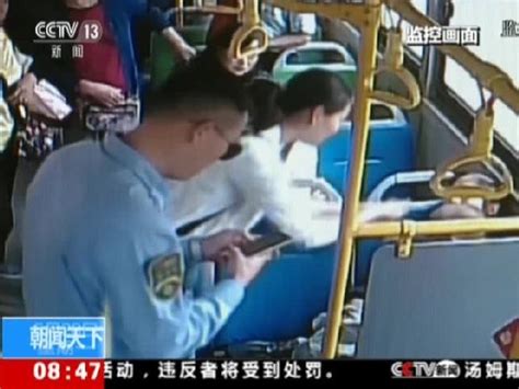 云南昆明：乘客身体不适 司机帮忙带娃 - 搜狐视频