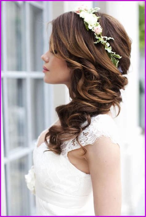 Top 11 Bridal Hairstyles For Curly Hair To Rock On Your D-Day!