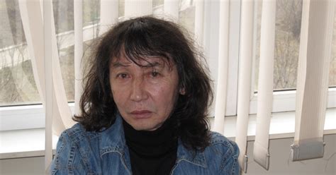Опальный режиссер Абенов узнал, что его уволили «по ошибке лаборанта»