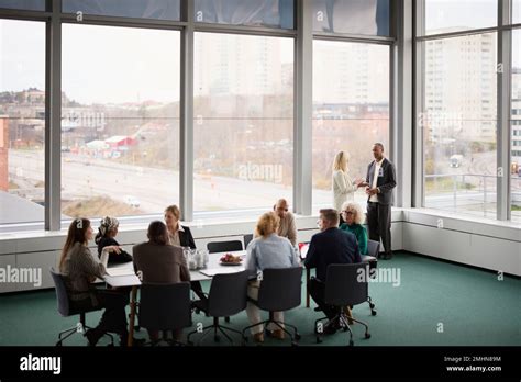 Business People Talking 的图像结果