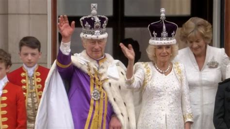 英王加冕丨查尔斯三世与王后在白金汉宫向民众挥手致意_凤凰网视频_凤凰网