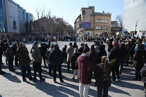 Profesori uručili simbolična priznanja u vidu statue goluba studentima ...
