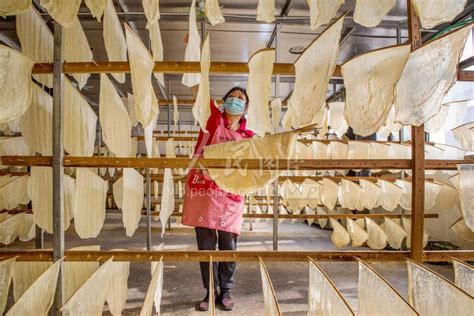 浙江仙居：加工豆腐皮 供应节日市场-人民图片网