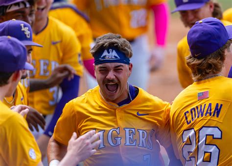 LSU baseball vs Arkansas live score updates: LSU beats Hogs in extras