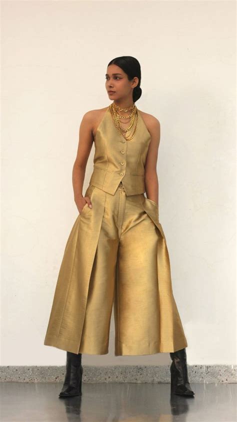 Don Tailored Outfits On Your Travels And Power Dress Like A Boss!