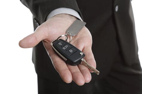 Who Do You Contact For Car Key Replacement Services and When ...