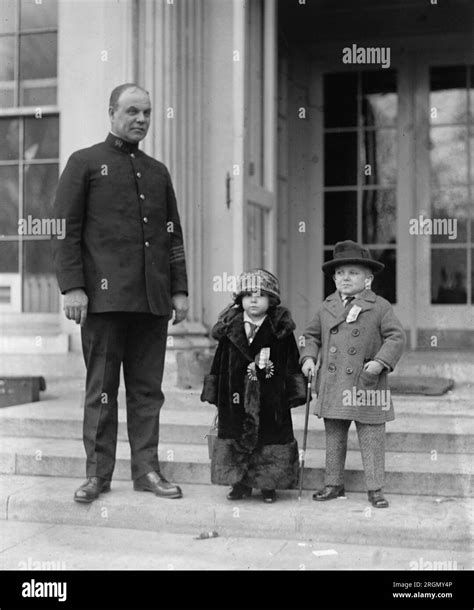 Original caption midgets hi-res stock photography and images - Alamy