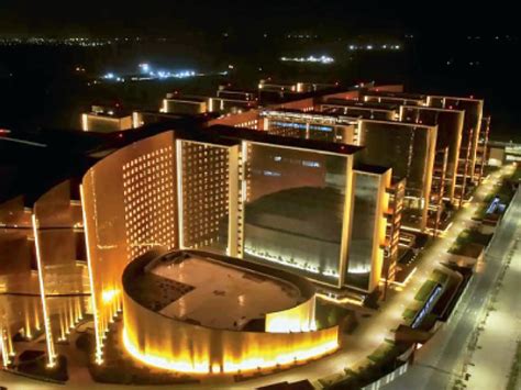 Only three of 4200 offices open in Surat Diamond Burse; No other start ...