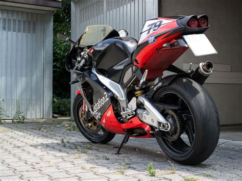 Download wallpaper 1400x1050 motorcycle, bike, red, black, parking ...