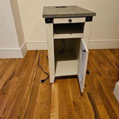 Raymour & Flanigan Dakota End Table - AptDeco