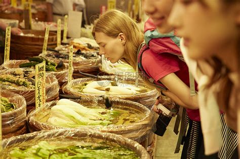 外国旅客体验当地市场美食高清图片下载-正版图片502034153-摄图网