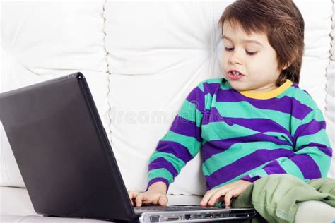 玩电脑的小男孩摄影图__儿童幼儿_人物图库_摄影图库_昵图网nipic.com
